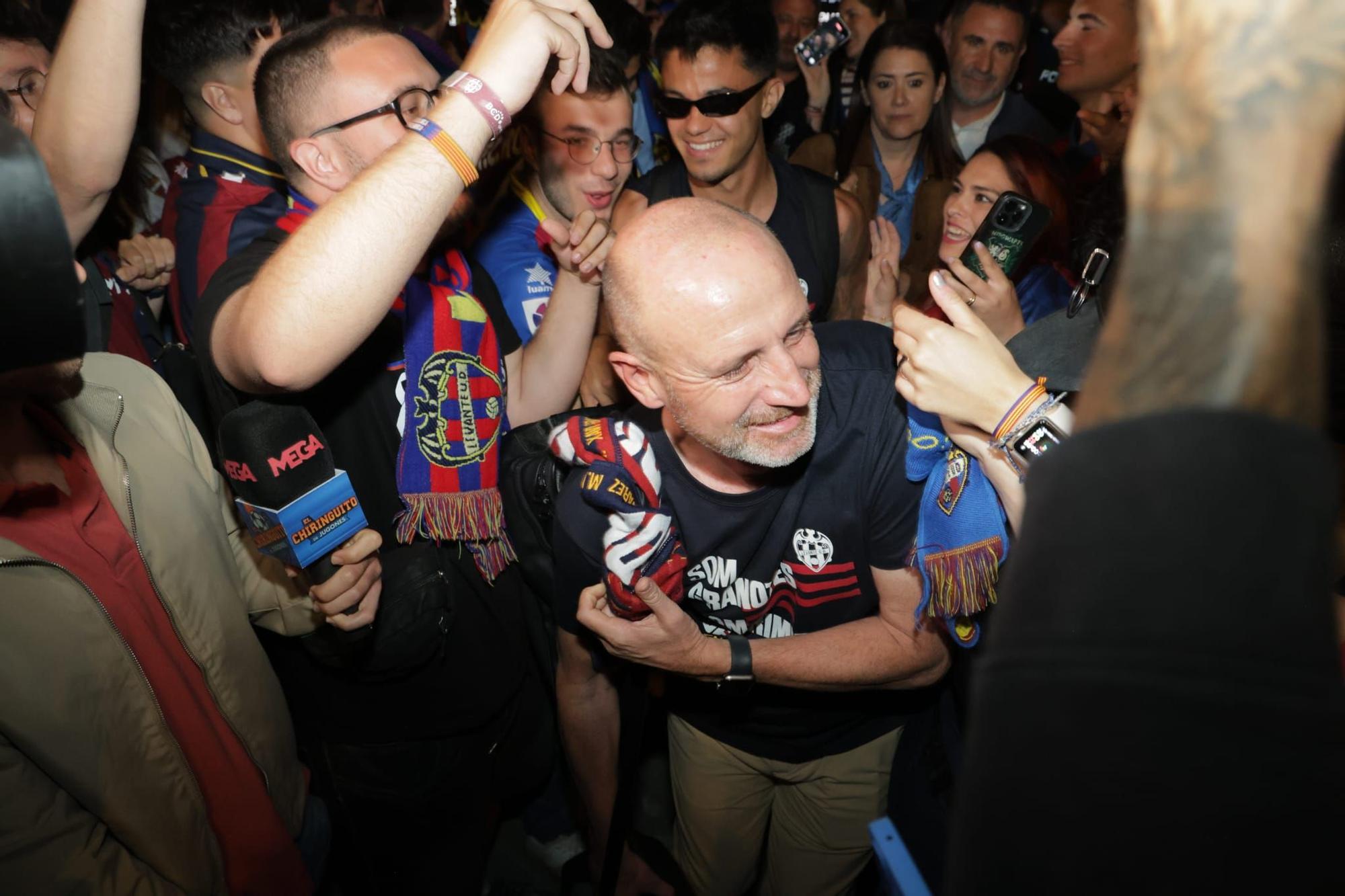 El Levante Ud llega a València tras conseguir el ascenso en Burgos