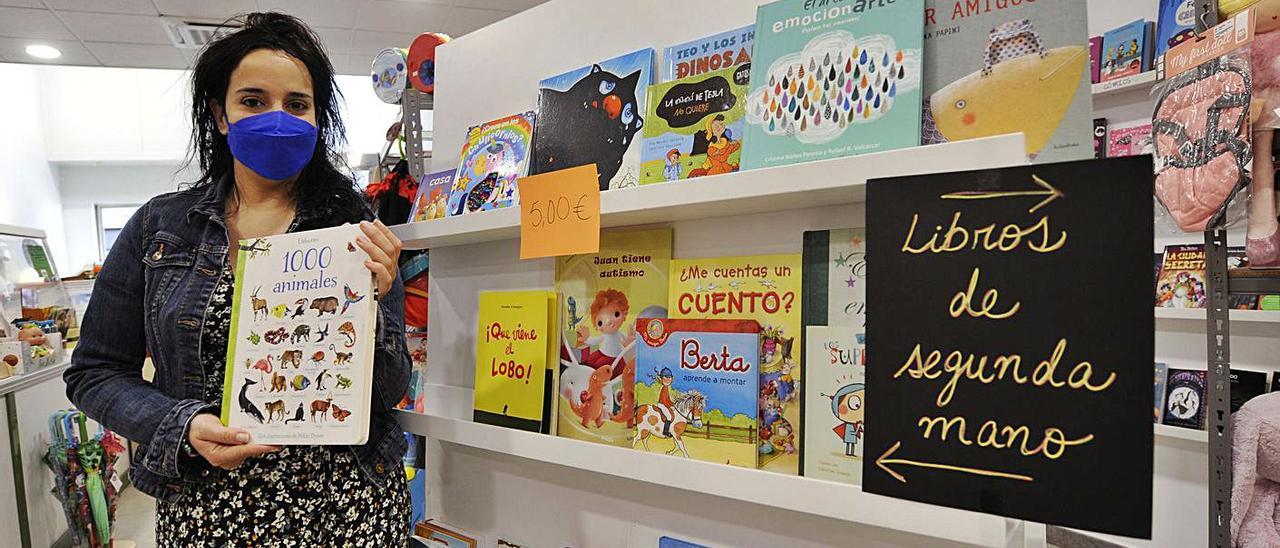 Jeannete Valiñas muestra la sección de libros de segunda mano de Pintaletras.  | // BERNABÉ/JAVIER LALÍN