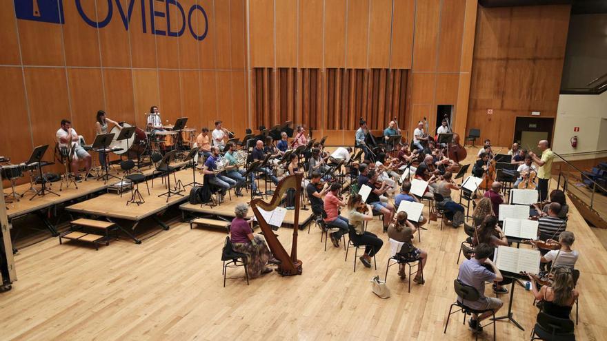 Un momento del ensayo de la orquesta Oviedo Filarmonía, ayer, en el  Auditorio Príncipe  Felipe. | Irma Collín