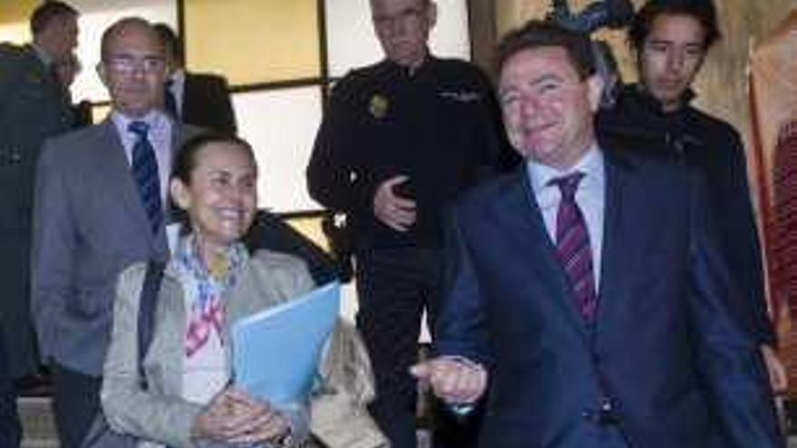 El juez Cerón junto a la presidenta del TSJ, Pilar de la Oliva.