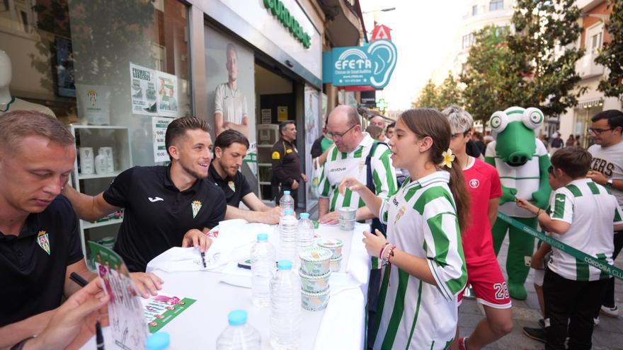 La firma de autógrafos del Córdoba CF en Cruz Conde, en imágenes