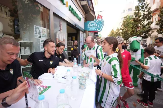 La firma de autógrafos del Córdoba CF en Cruz Conde, en imágenes