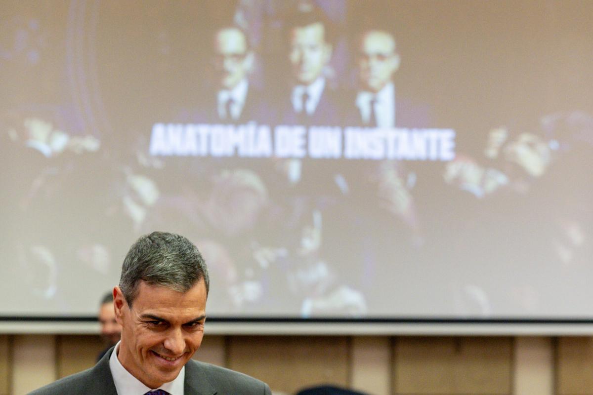 El presidente del Gobierno, Pedro Sánchez, asiste a la presentación de la serie de ficción 'Anatomía de un instante', en el Congreso de los Diputados, a 20 de noviembre de 2025, Madrid (España). La serie 'Anatomía de un instante', producida por Movistar Plus+, dirigida por Alberto Rodríguez y basada en la novela de Javier Cercas, narra el golpe de Estado en España del 23 de febrero de 1981. 20 NOVIEMBRE 2025;PRESENTACIÓN SERIE DE TELEVISIÓN Ricardo Rubio / Europa Press 20/11/2025. PEDRO SÁNCHEZ;Ricardo Rubio