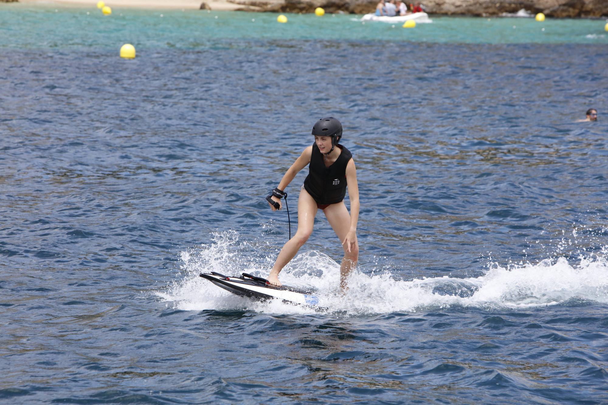 Mit dem E-Boot und dem elektrischen Surfbrett vor Mallorca unterwegs