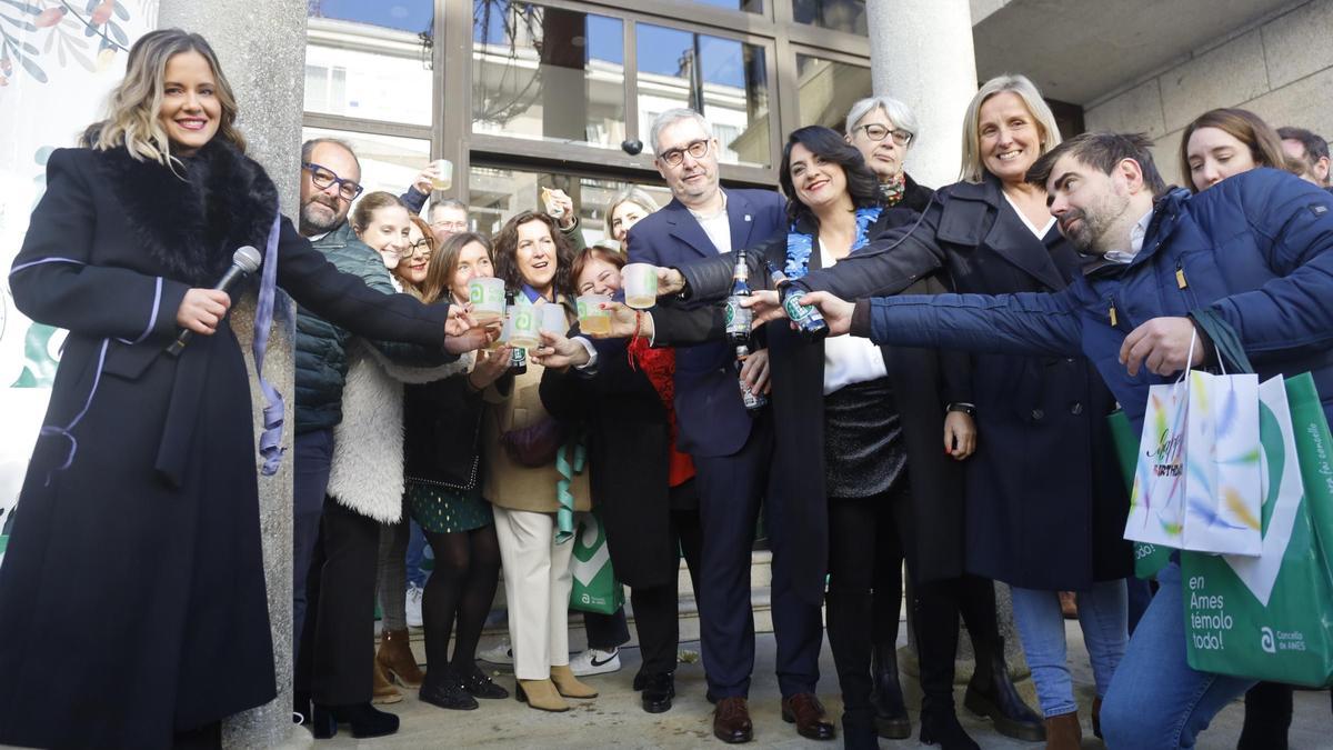 Autoridades e invitados nas prebadaladas na praza do Concello, diante do consistorio de Ames, en 2024
