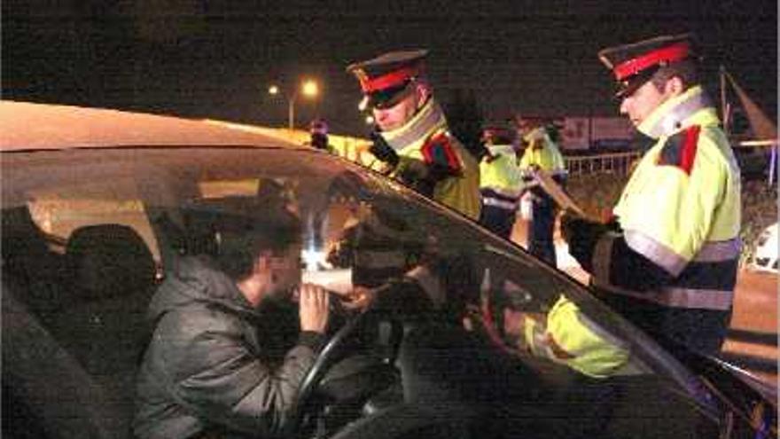 Els Mossos d&#039;Esquadra fent un control d&#039;alcoholèmia a les comarques de Girona, en una imatge d&#039;arxiu.