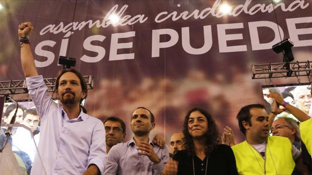 Pablo Iglesias, con el puño en alto, en la asamblea ciudadana de Podemos el pasado 19 de octubre en Madrid.