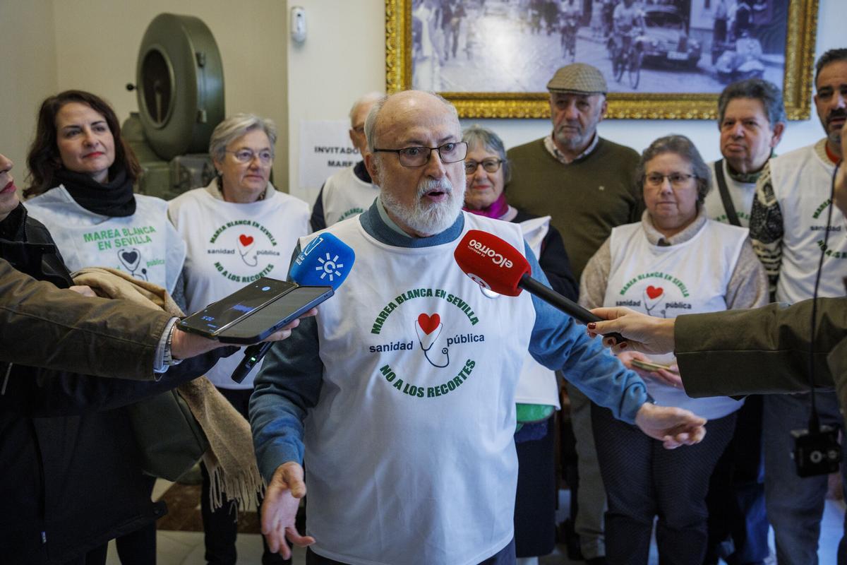 El coordinador de la Marea Blanca andaluza, Sebastián Martín Rico, atiende a los medios antes del estreno en el cine Cervantes de Sevilla.