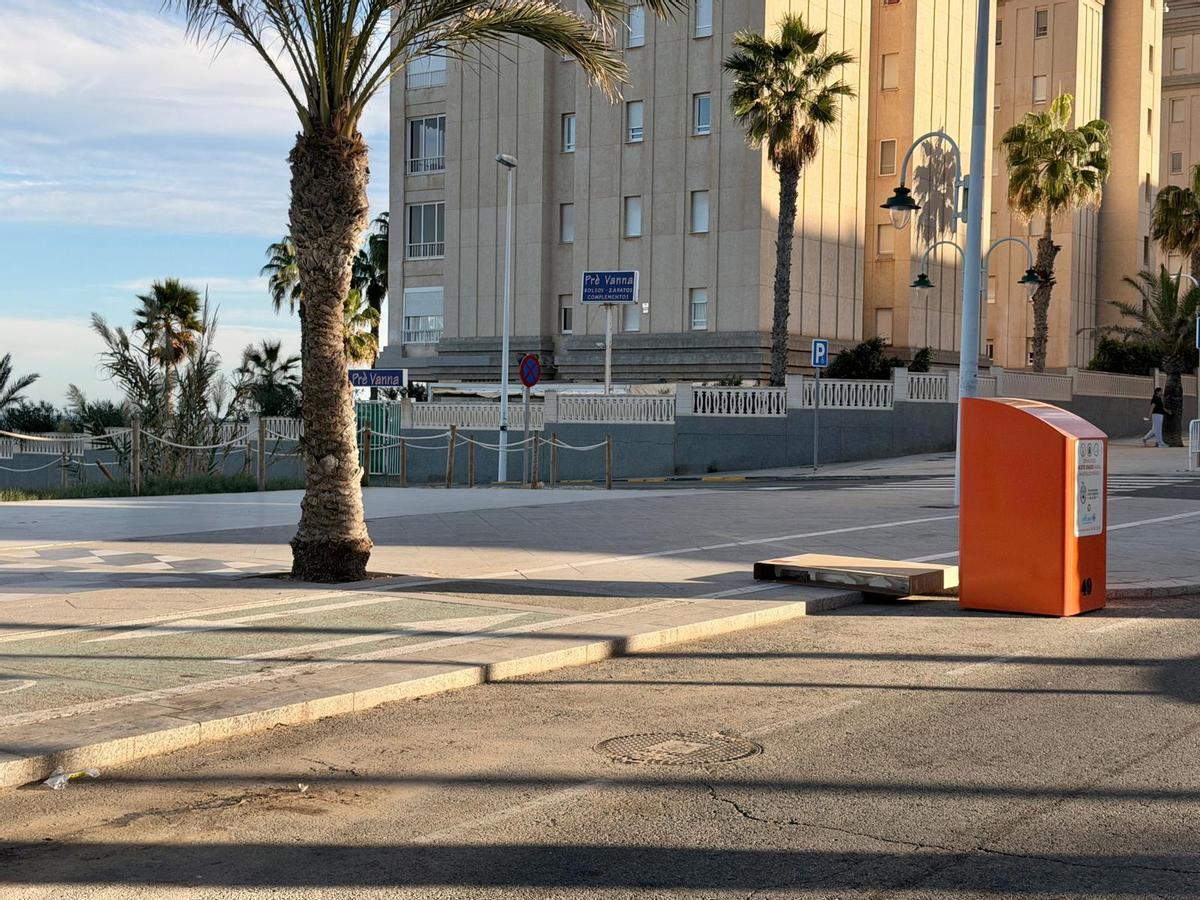 Una zona donde antes había contenedores en la calle San Bartolomé de Tirajana de Arenales del Sol y ahora sólo queda uno que no depende de Urbaser