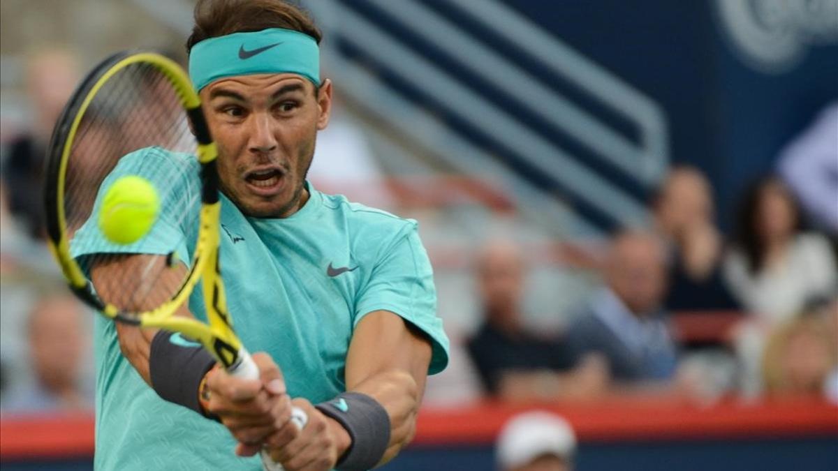 El  mallorquín Rafa Nadal devuelve un golpe de revés en Montreal