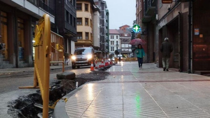 Las obras en la calle Constitución de Sama. | M. Á. G.