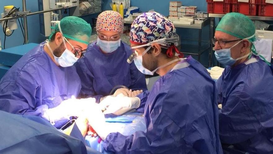 El doctor César Noval realiza una cirugía de transición de sexo.