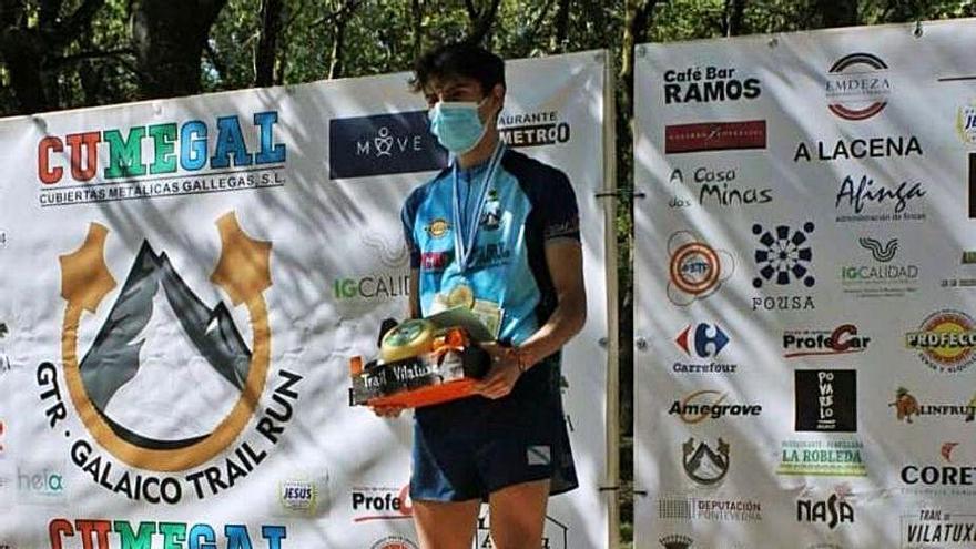 Agulló ocupando el primer puesto del podio en el Trail de Vilatuxe.