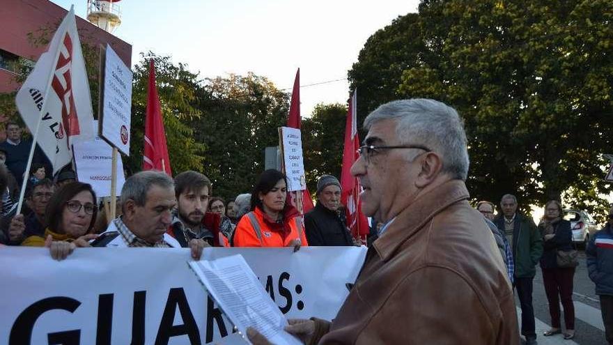 El coordinador Manuel Giralde, a la derecha, se dirige a los manifestantes en el Centro de Salud.