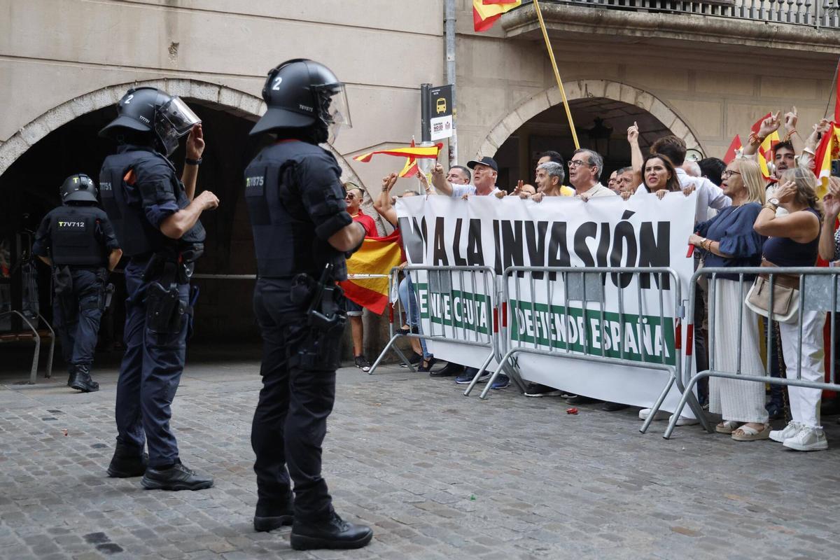 Les imatges de la manifestació i contramanifestació per l'entrada d'immigrants a Ceuta Les imatges de la manifestació i contramanifestació per l'entrada d'immigrants a Ceuta