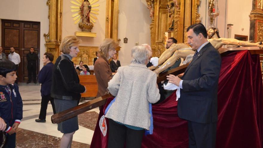 Dos centenares de besos por el Cristo de la Misericordia