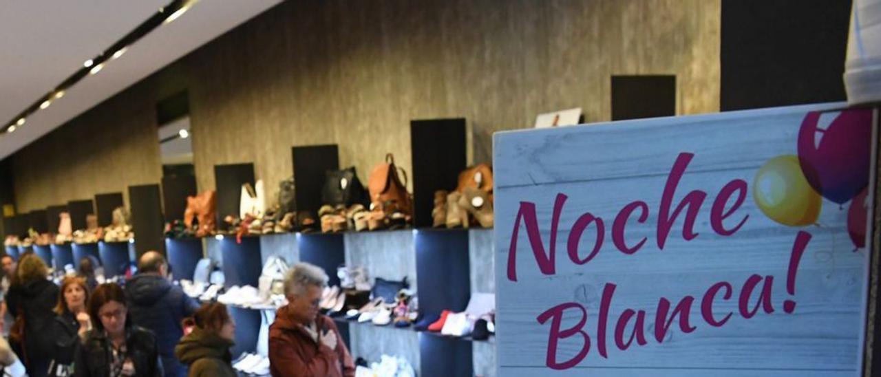 Un comercio celebra la Noche Blanca, en una edición anterior. | // L. O.