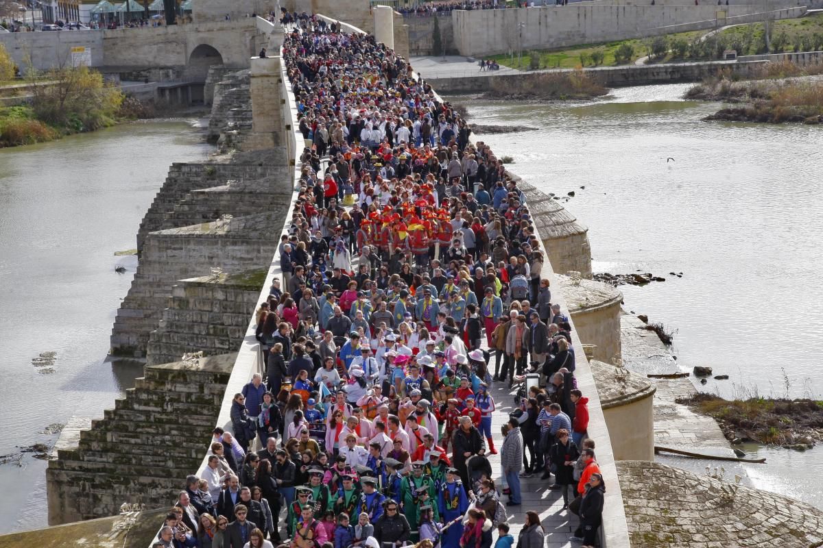 FOTOGALERÍA/ Pasacalles de Carnaval en el puente romano de Córdoba