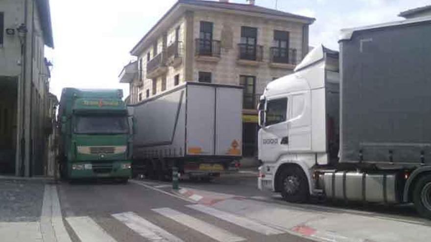Tres camiones de gran tonelaje, ayer, cruzando la travesía de Alcañices.