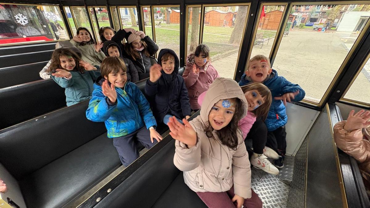 Niños en el tren navideño de Langreo