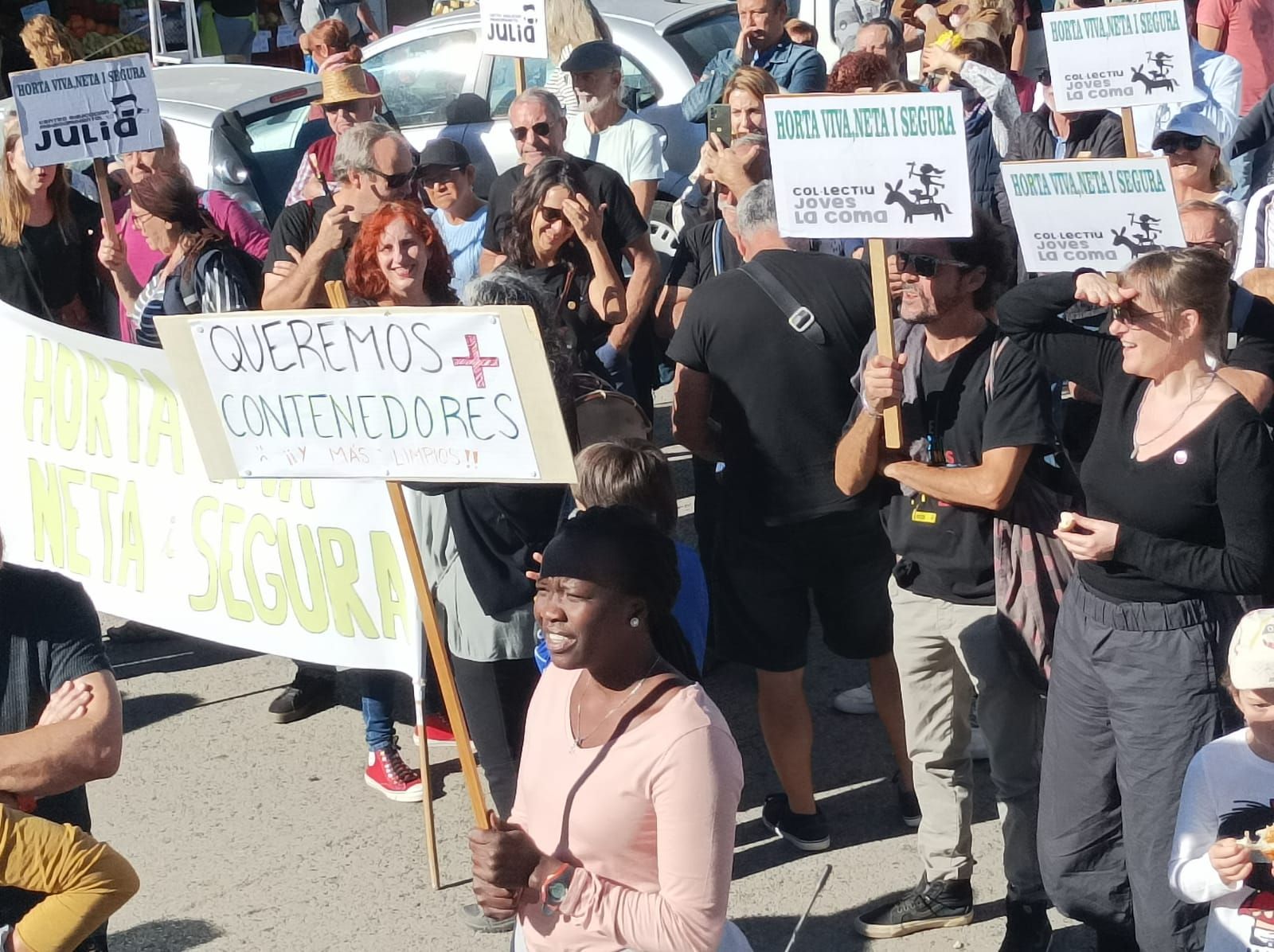 Manifestación por unas aceras accesibles en La Canyada