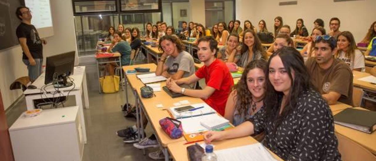 Alumnos de la Facultad de Educación de Alicante. Dicen que hay pocas asignaturas en valenciano pero ven precipitado el decreto.