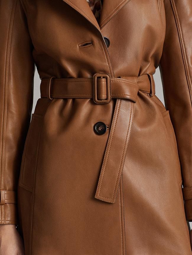 Detalle de gabardina de napa, de Massimo Dutti