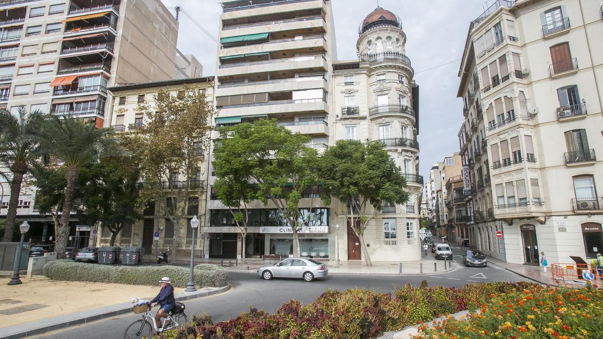 El hotel construido en una esquina de la Casa Alberola en Alicante, cerrado por la crisis del covid.