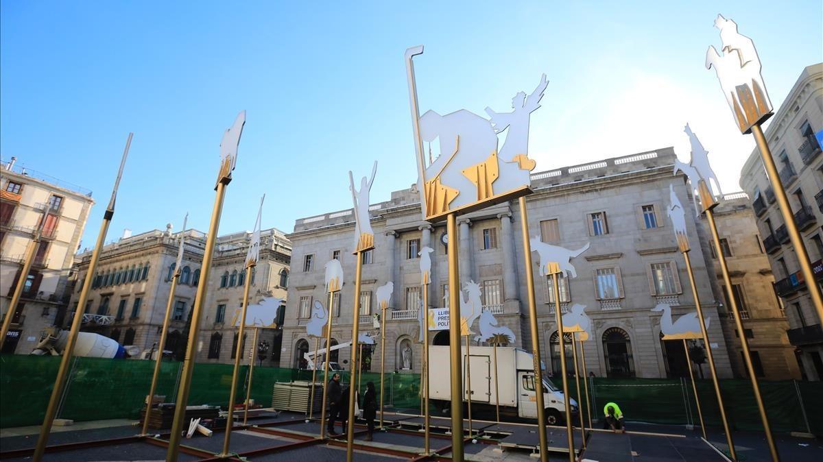 Montaje del tradicional belén en la plaza de Sant Jaume, esta mañana. Montaje del tradicional belén en la plaza de Sant Jaume, esta mañana.