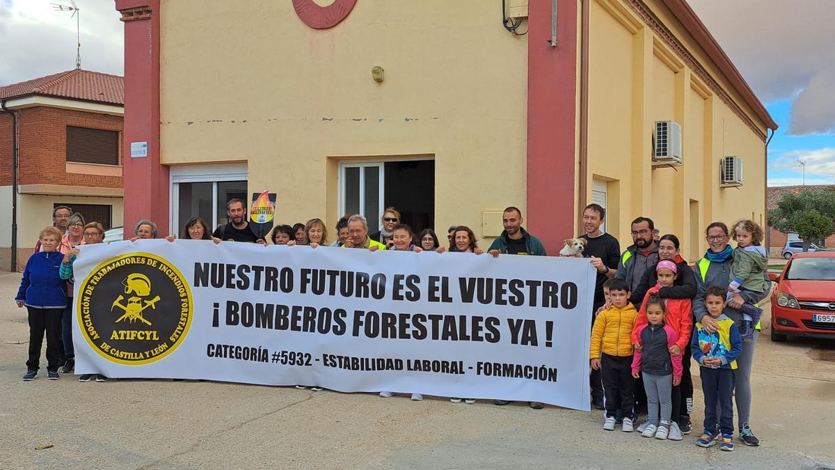 Los bomberos forestales posan con vecinos de Morales de Toro