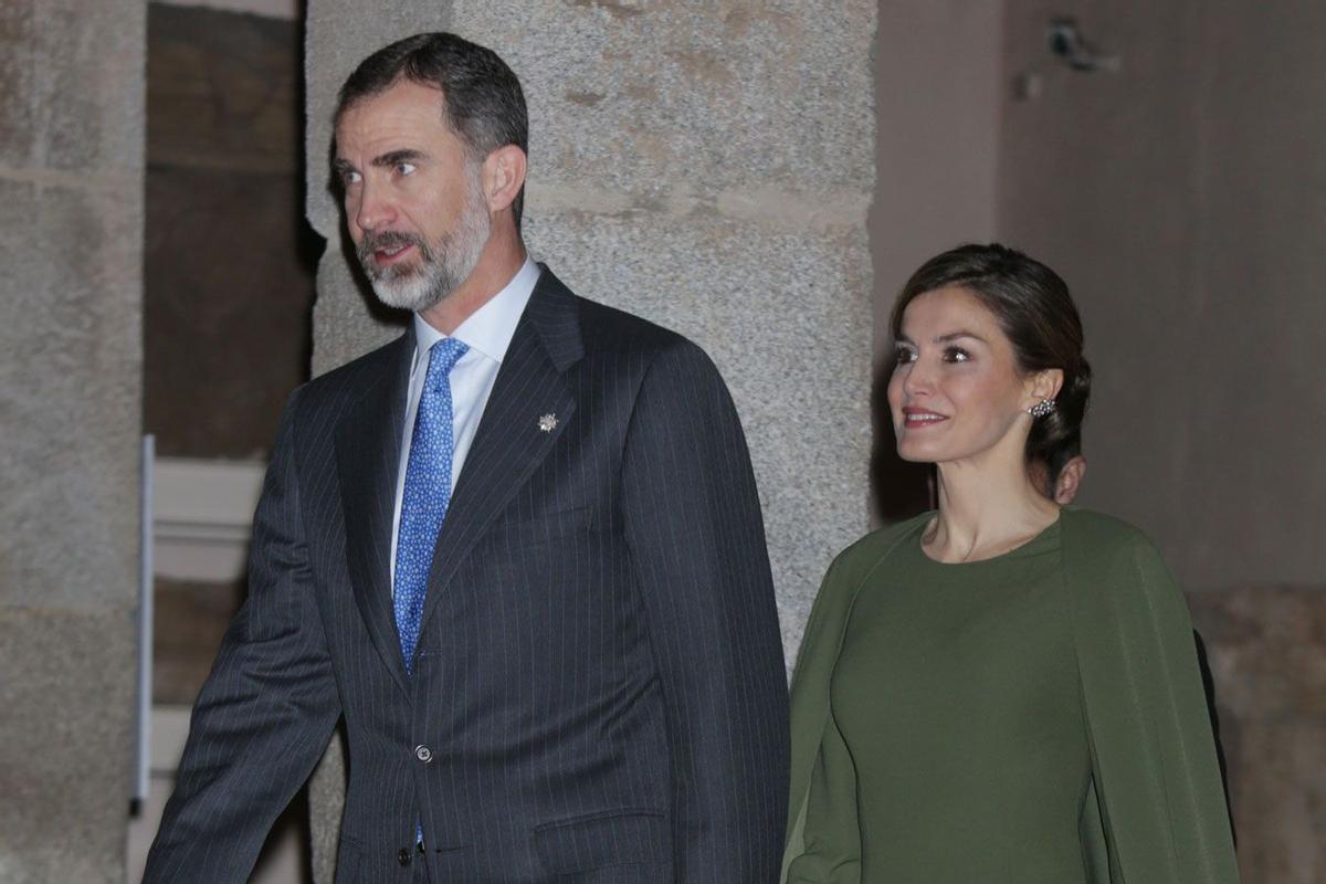 Felipe VI junto a Letizia Ortiz y su vestido verde con capa