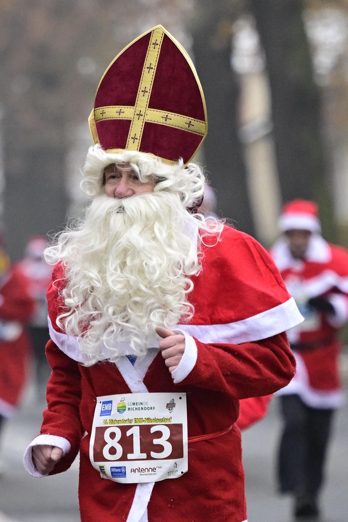 Carrera multitudinaria de papas Noel en Michendorf (Alemania)