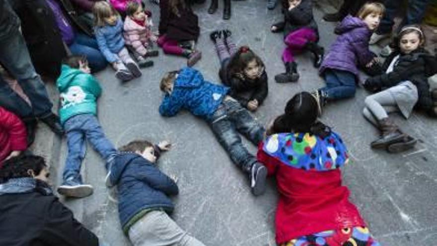 los protagonistas de la jornada fueron los más pequeños quienes lo pasaron en grande con diferentes actos destinados para ellos.La actuación de Xarxa Teatro deleitó a los niños quienes no pararon de reir en toda la actuación. f i.b. «Les noves aventures de la Bruixa Marruixa» consiguió que el grupo de teatro castellonense atrajese a un gran número de público f i.b. Actores y público disfrutaron con la representación f i.b.