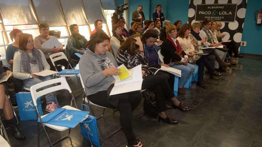 Participantes en la actividad, celebrada ayer por la tarde en la cooperativa de Meaño. // Noé Parga