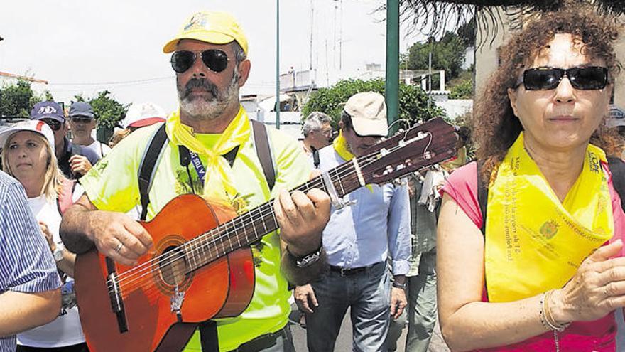 Pepucho del Rosario, en el centro con la guitarra, y parte del coro espontáneo de la bajada y subida del Pino. | quique curbelo