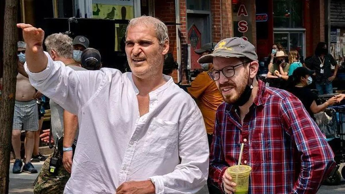Ari Aster al rodatge d''Eddington' amb Joaquin Phoenix.