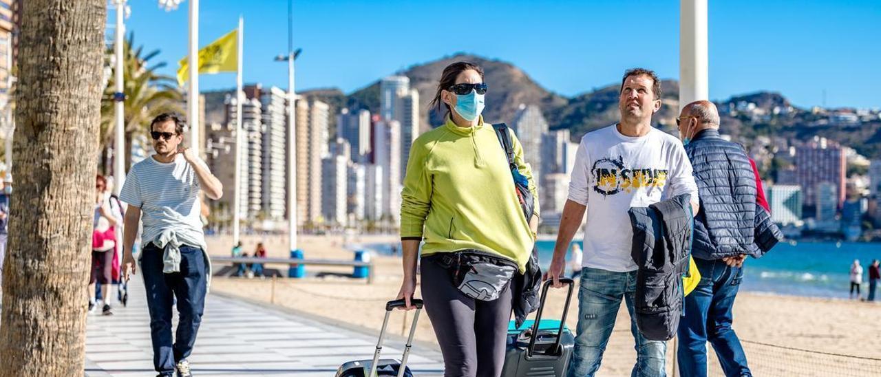 Visitantes cruzan el paseo más icónico de Benidorm.