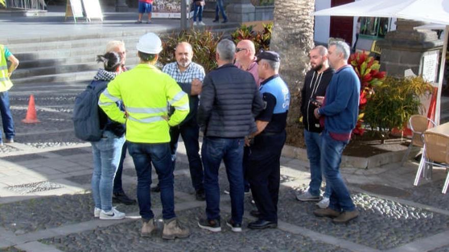 Los empresarios han tenido la ocurrencia de protestar con una fiestas para, además, que sus clientes no les olviden.