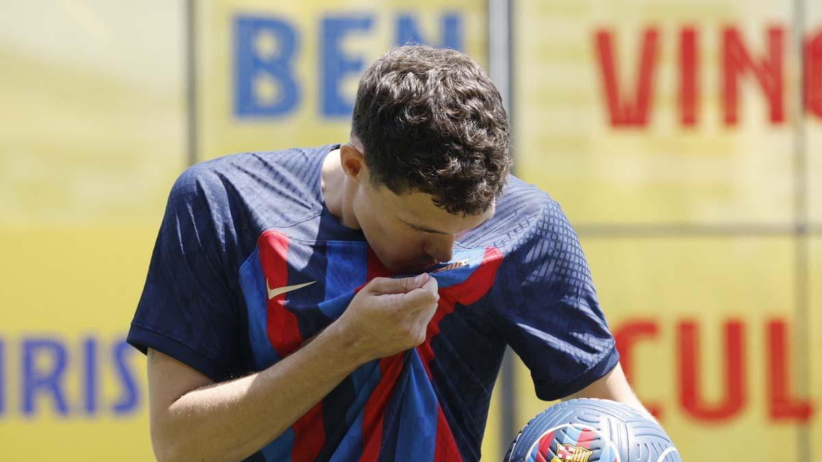 El nuevo jugador del FC Barcelona, ​​Andreas Christensen,besando la  camiseta del club durante la presentación.