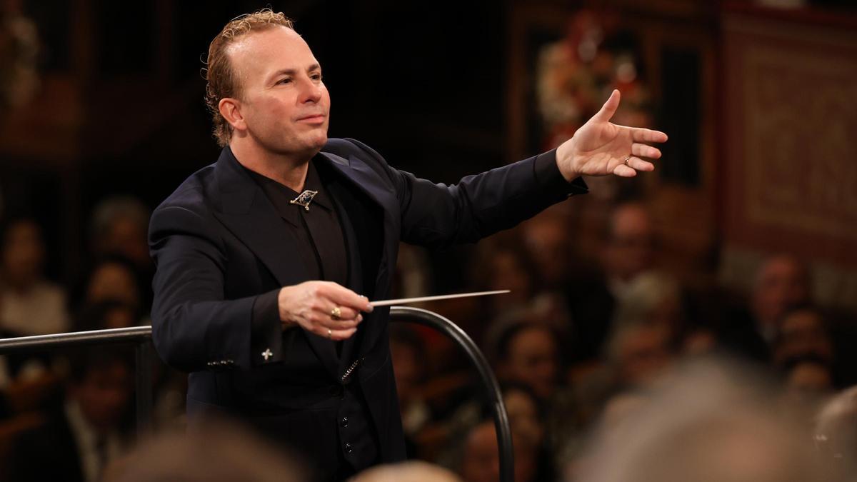 El canadiense Yannick Nézet-Séguin, dirigiendo a la Orquesta Filarmónica de Viena, el  pasado jueves, 1 de enero.