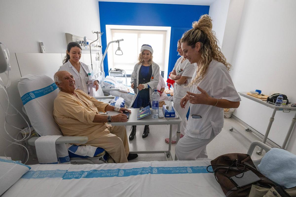 Imágenes de la entrega de felicitaciones navideñas a enfermos en el hospital Can Misses