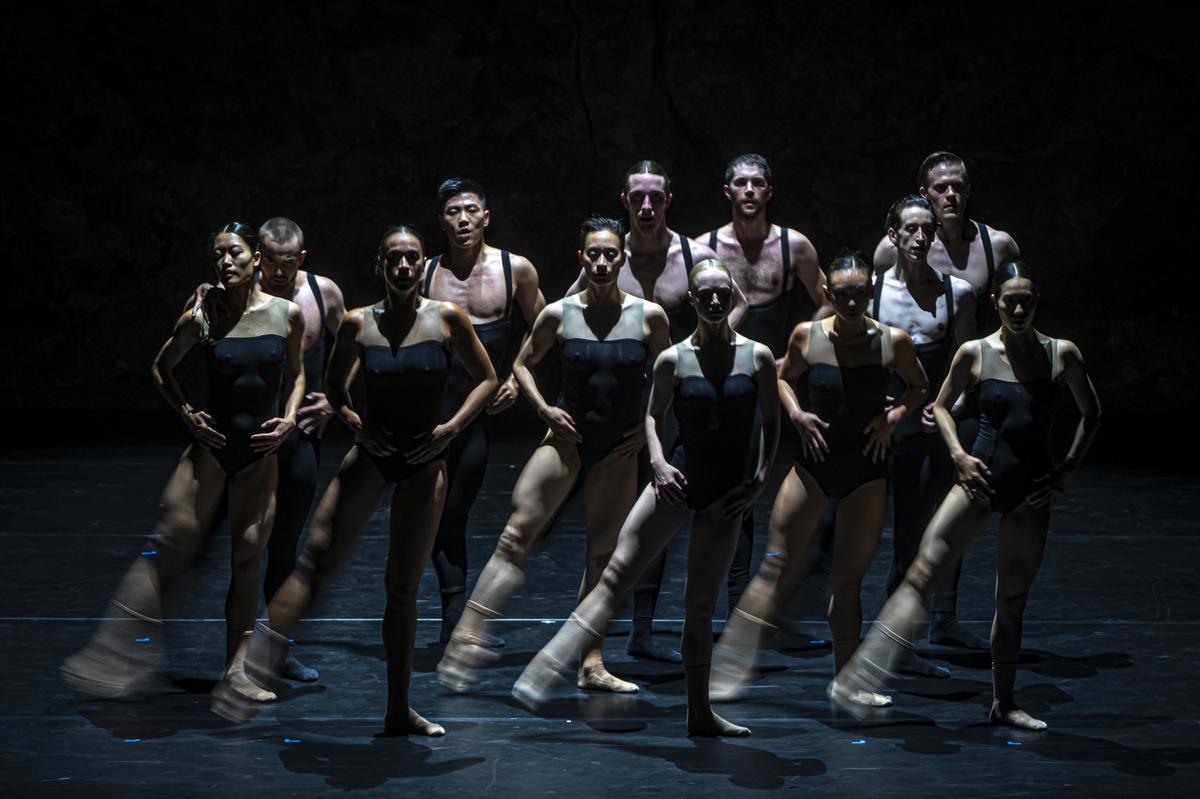 Bailarines de NDT en un momento de ’Bedroom Folk’, de Sharon Eyal y Gai Behar, en el Teatre Grec.