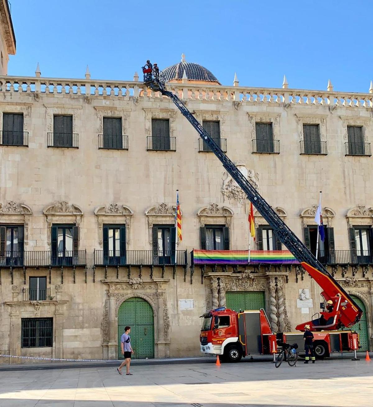 Caen tres fragmentos de la parte superior de la fachada del Ayuntamiento de Alicante