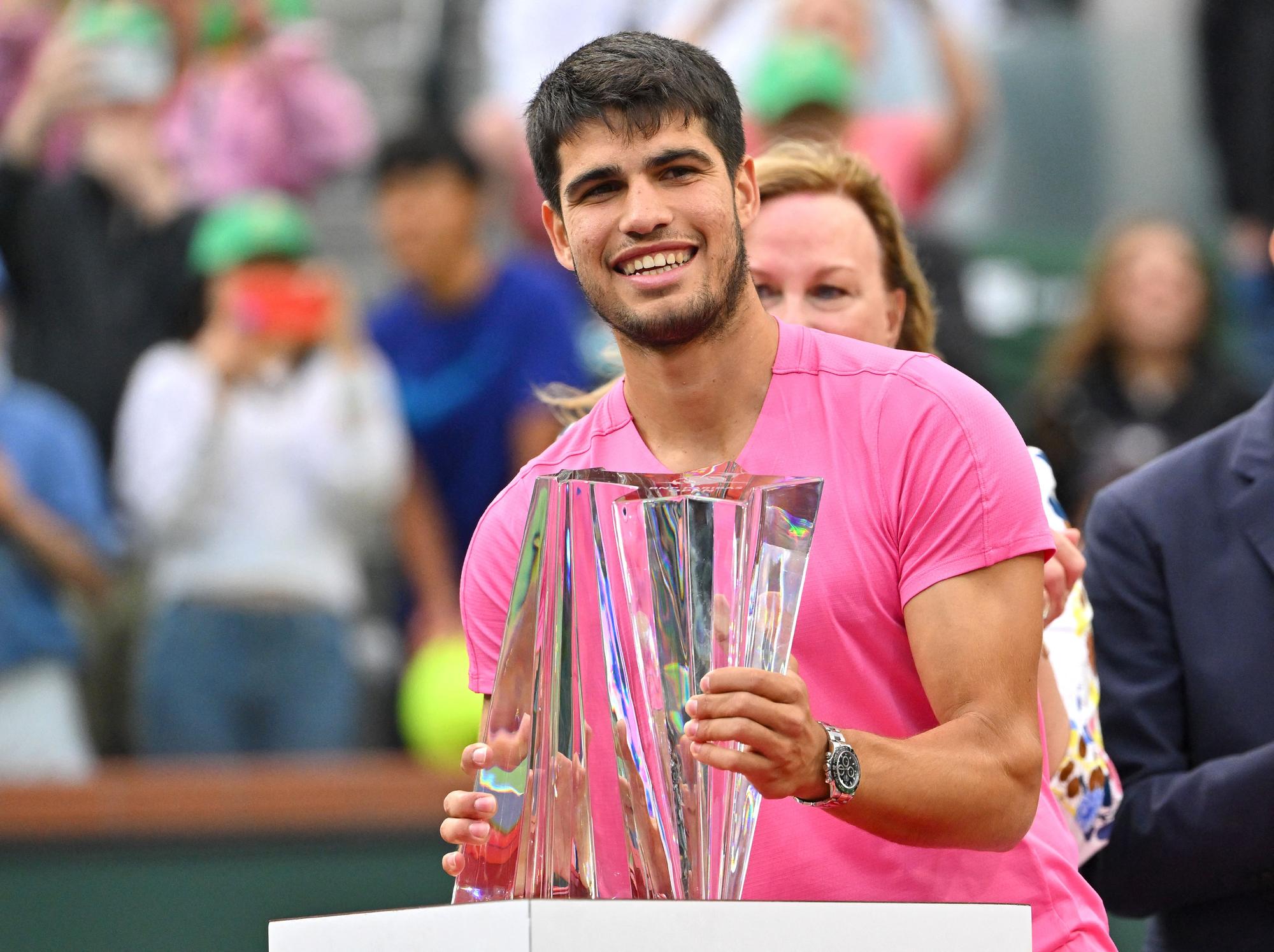 Alcaraz sostiene el trofeo del torneo tras ganar la final de Indian Wells.