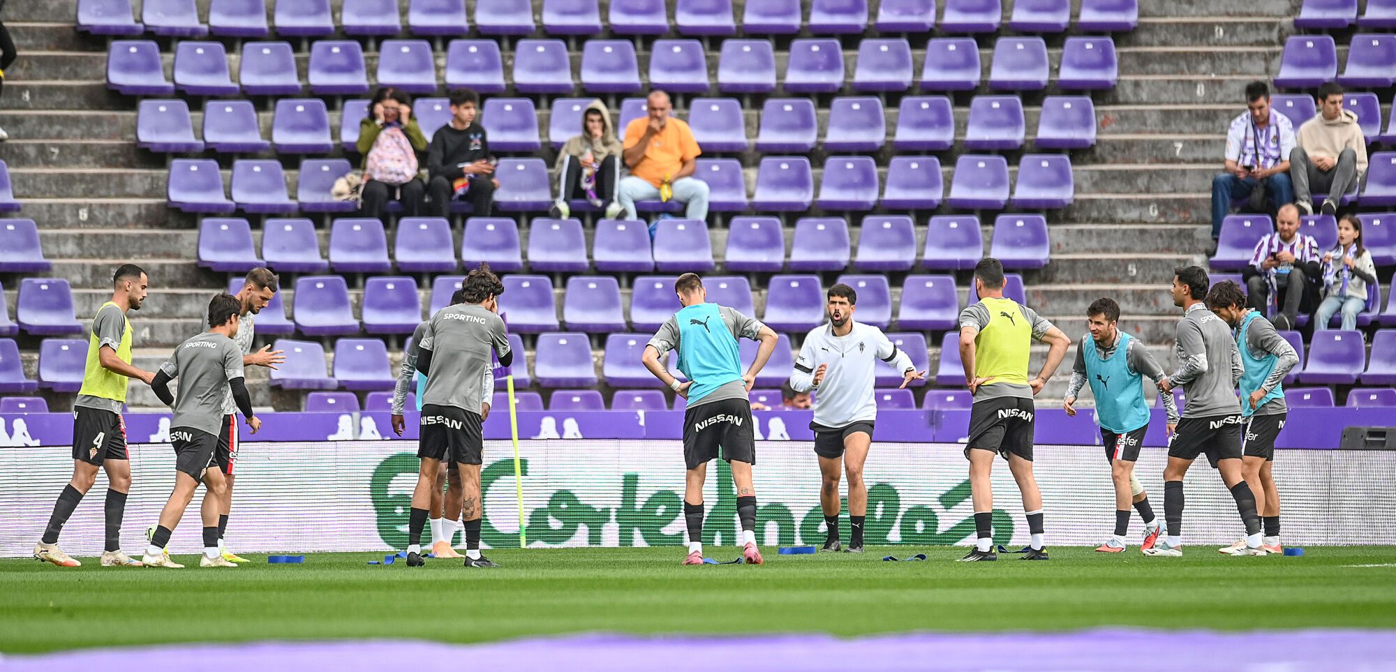 EN IMÁGENES: El Valladolid-Sporting disputado en Zorrilla con notable presencia de La Mareona