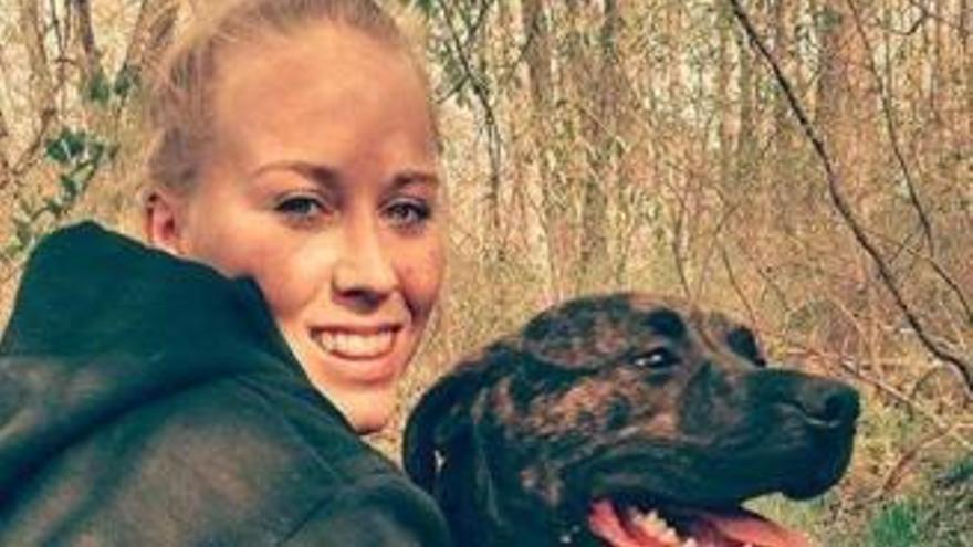 Muere una joven de 22 años devorada por sus perros