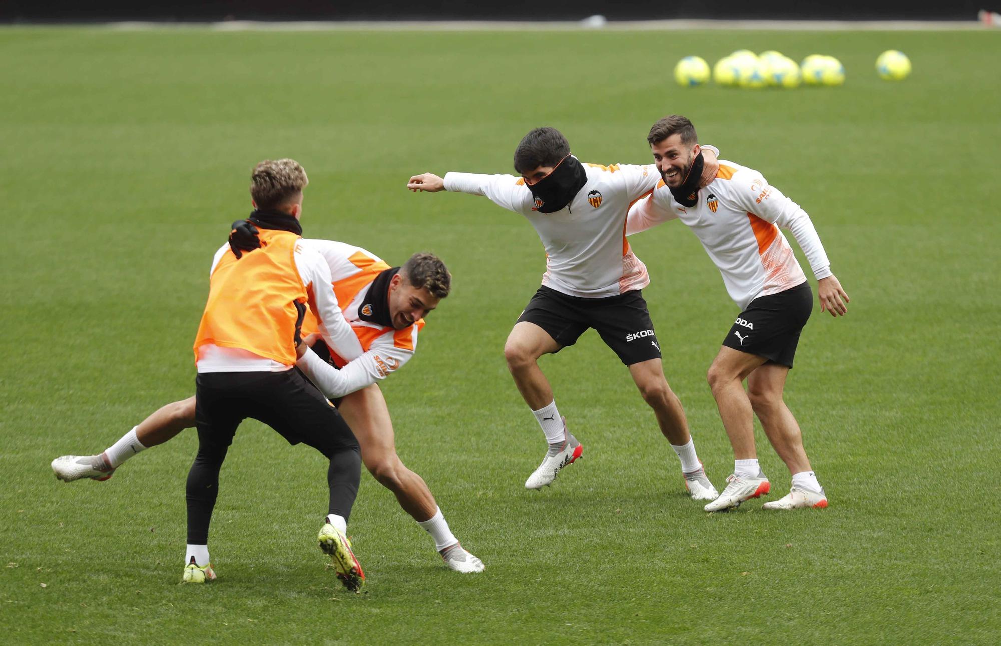 El Valencia se entrena por última vez antes del partido frente al Elche