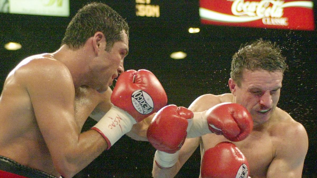 Javier Castillejo recibe una izquierda de Óscar de La Hoya