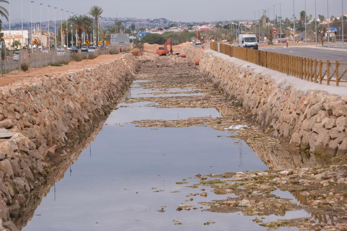 Escollera de la balsa de laminación de lluvias que se extiende a lo largo de un kilómetro en paralalo a la CV-905 en el plan La Hoya de Torrevieja en construcción