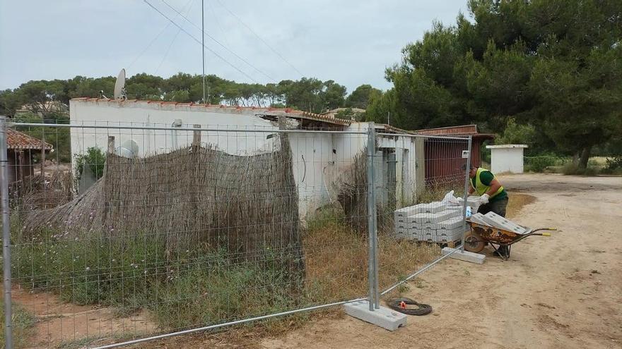 Der Abbau des Strandkiosks im Naturpark Mondragó auf Mallorca hat begonnen